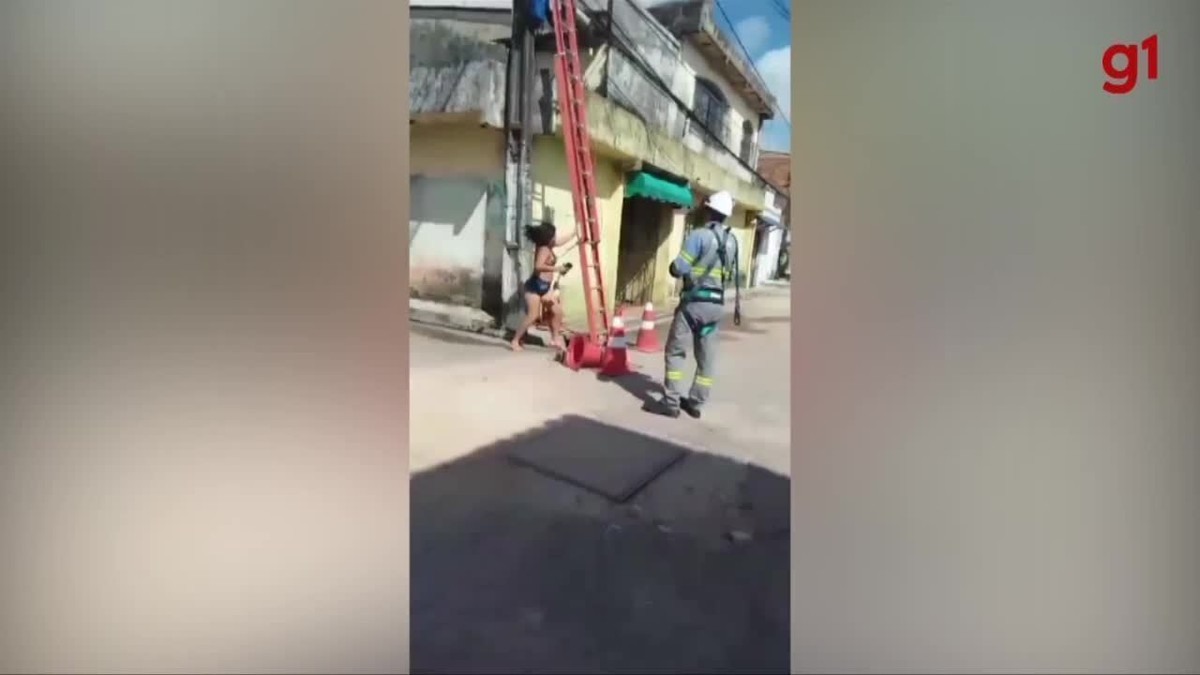 faca na mão mulher corta cabos chuta carro e derruba escada após