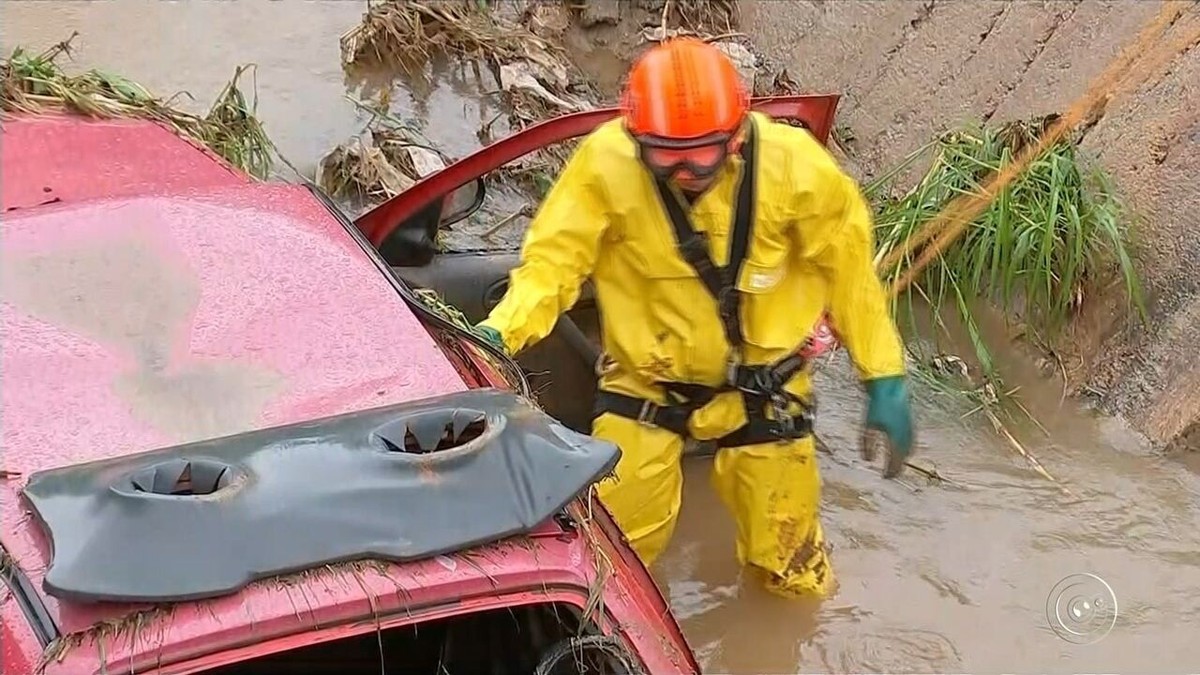 Bombeiros localizam corpo de homem levado por enxurrada após carro cair