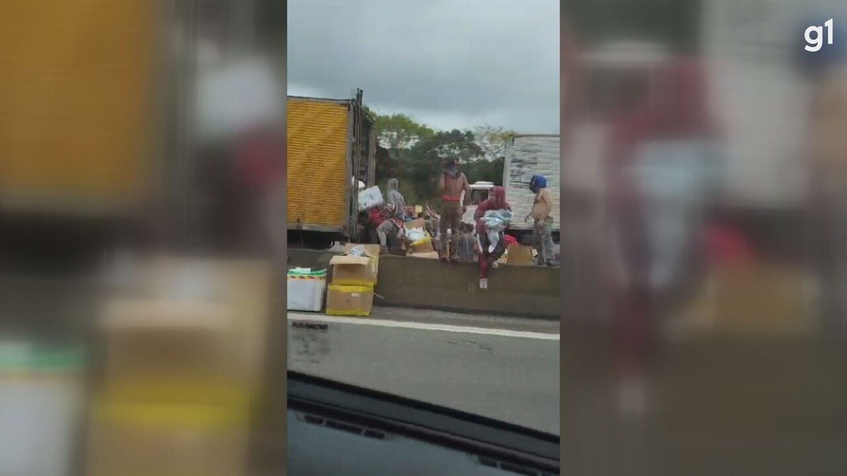 Caminhões são saqueados após acidente em estrada no interior de SP