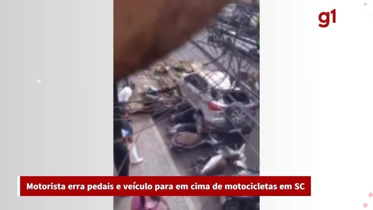 Motorista Erra Pedais E Carro Para Em Cima De Motocicletas Em Mercado