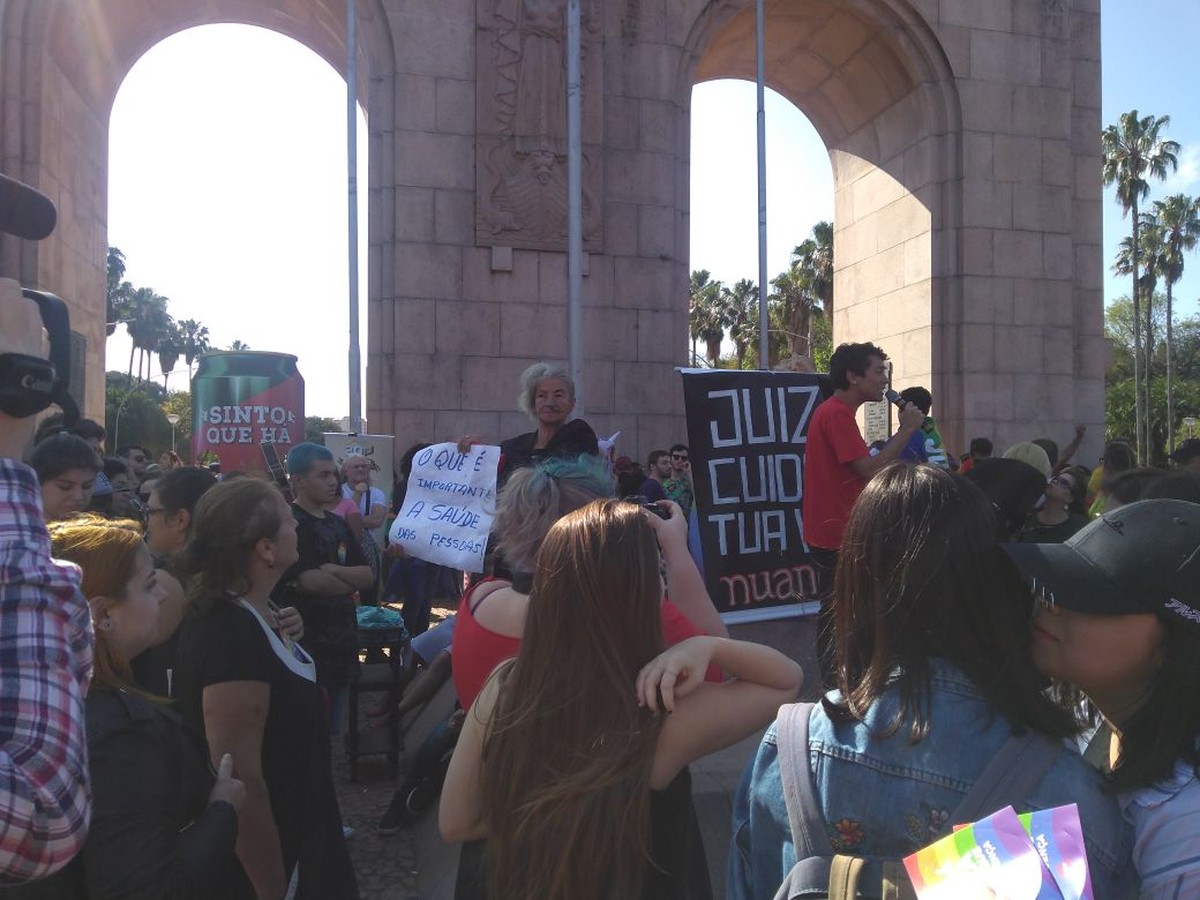 Grupos LGBT Fazem Protesto Em Porto Alegre Contra Liminar Da Cura Gay