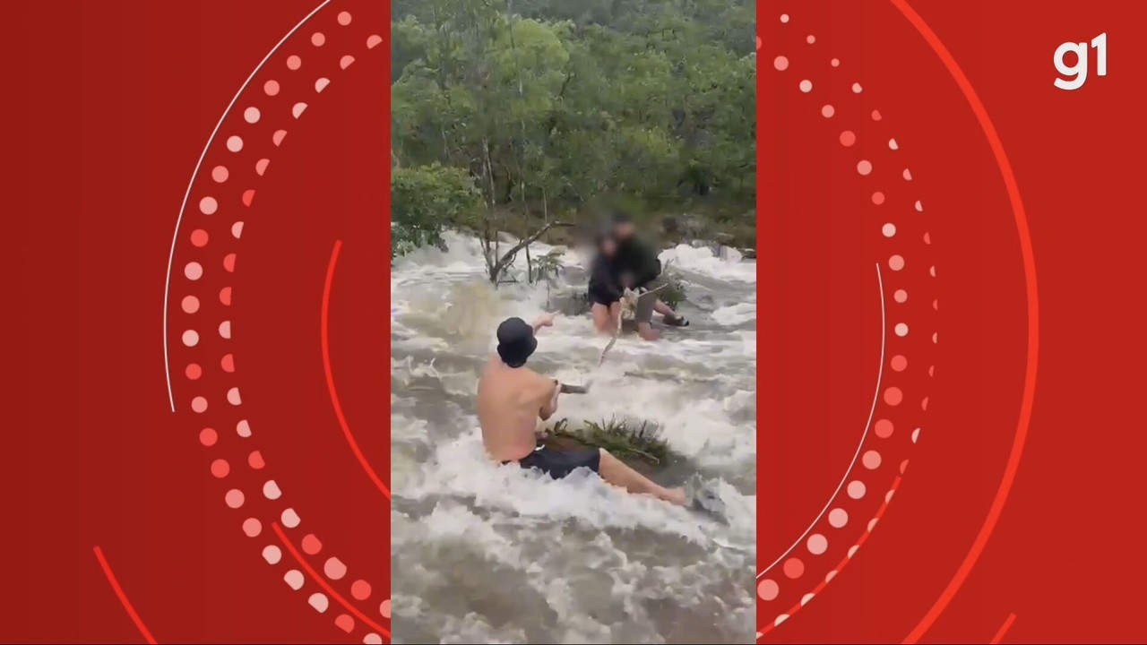 VÍDEO Turistas são surpreendidos por cabeça d água e precisam segurar