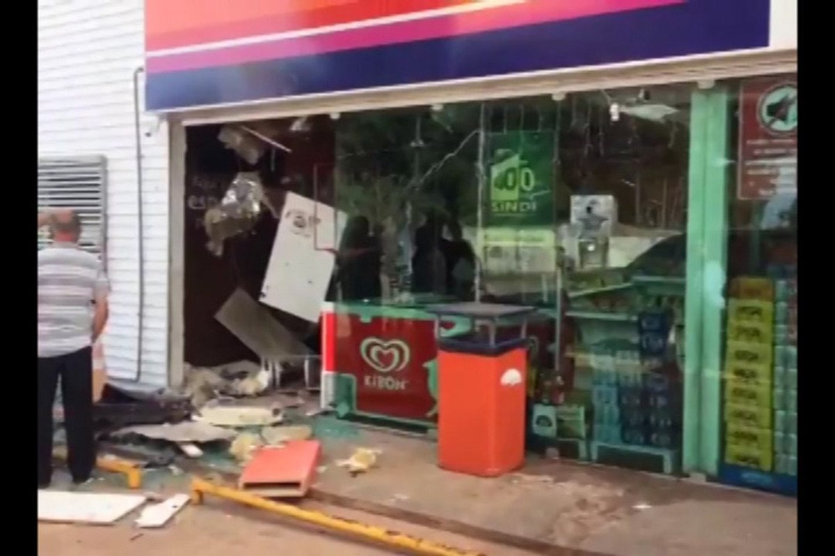 Bandidos explodem caixa eletrônico de posto de gasolina no distrito de