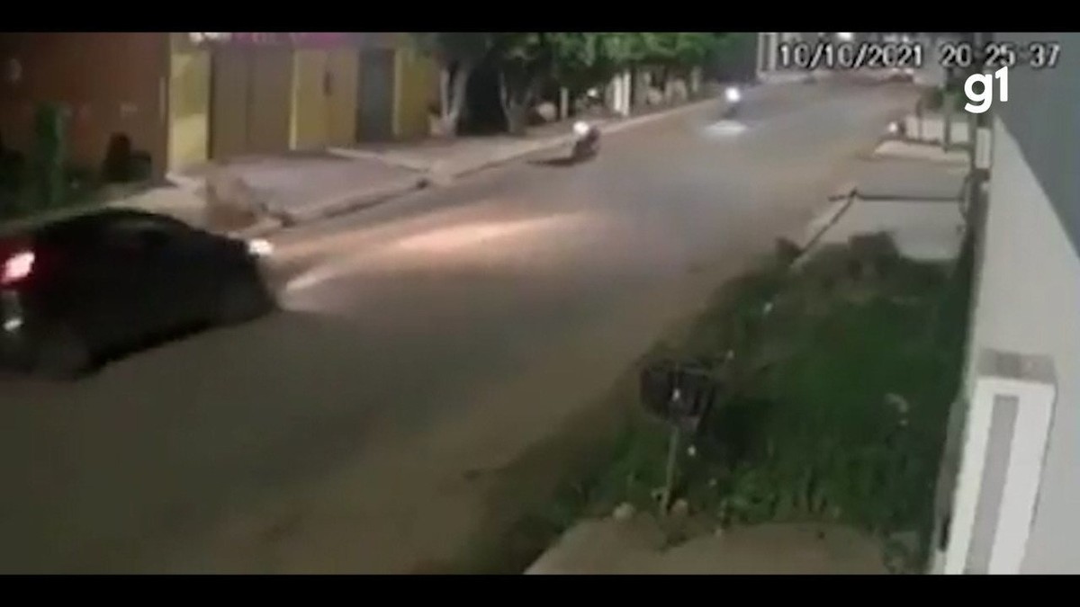 VÍDEO mãe e filho são atropelados e motorista foge sem prestar socorro