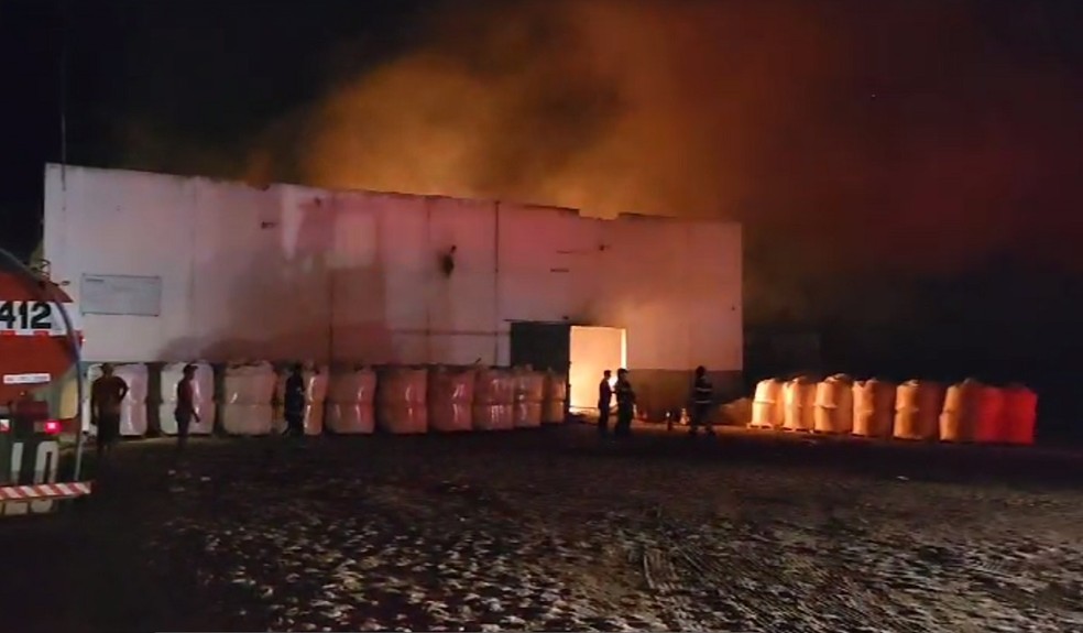 Incêndio atinge fábrica de produtos de limpeza em Mossoró — Foto: Gilli Maia/O Câmera