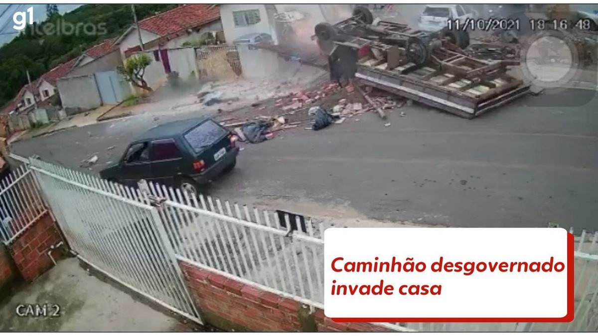 Caminh O Desgovernado Bate Em Muro E Atinge Crian As Em Quintal De Casa