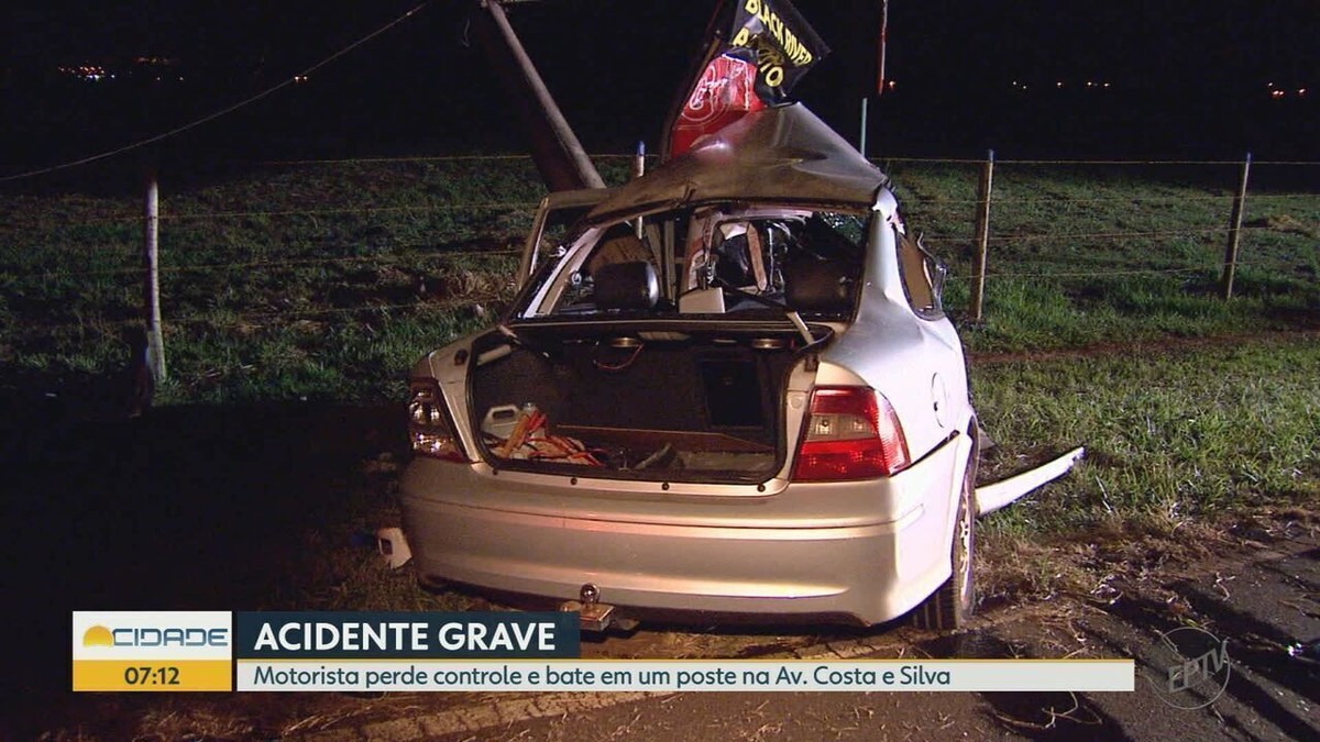 Motorista Fica Em Estado Grave Ao Bater Carro E Derrubar Poste Em