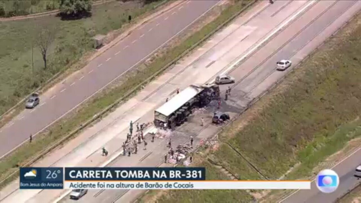 Caminh O Carregado Bebidas Tomba E Pega Fogo Na Br Minas