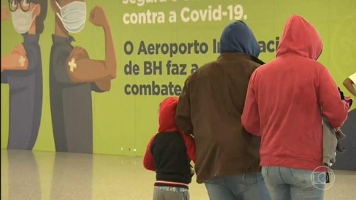 Voo mais de 200 brasileiros deportados dos EUA incluindo crianças