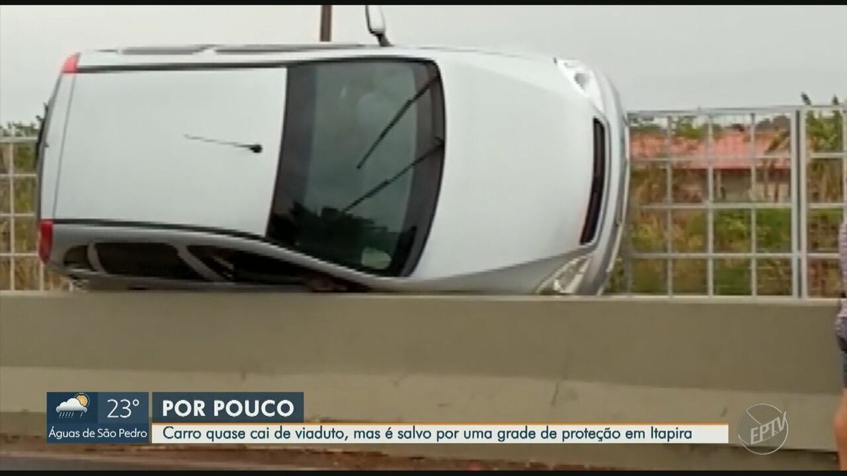 Carro Fica Pendurado Entre Grade E Guard Rail De Viaduto Em Itapira