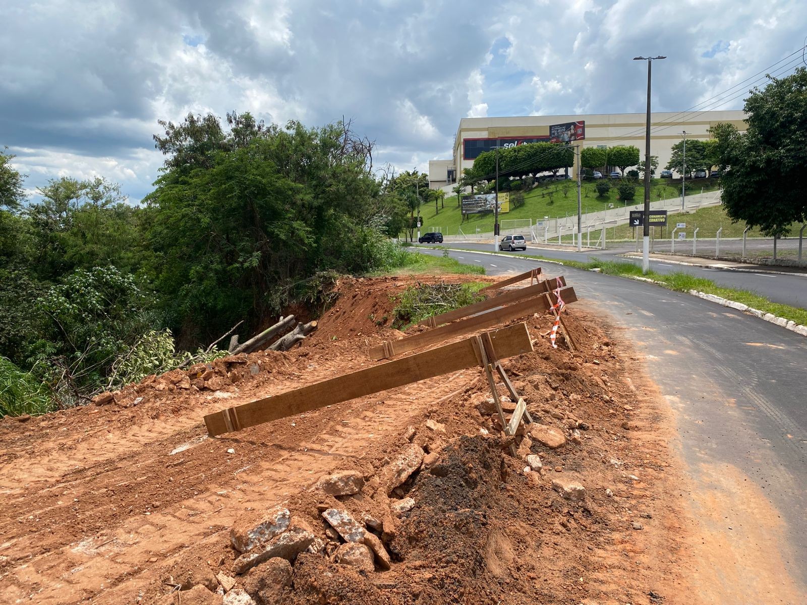 Avenida de Marília é interditada após formação de erosão causada pelas