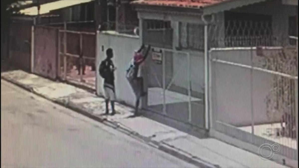 Dupla Suspeita De Furto Flagrada Pulando Muro De Casa Em Jundia