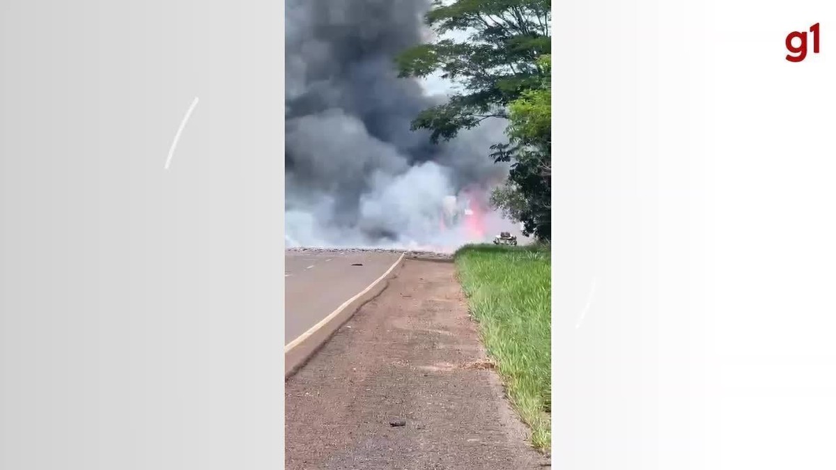 VÍDEO Caminhão carregado fogos de artifício pega fogo e gera