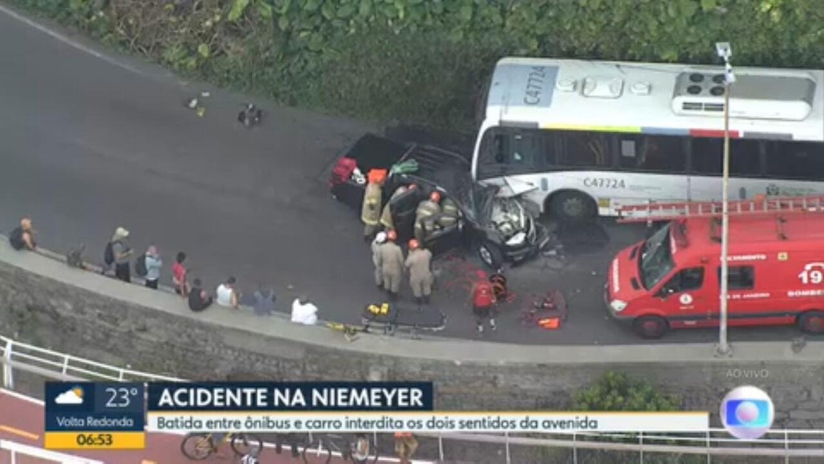 Picape e ônibus batem de frente na Av Niemeyer via é fechada nos 2