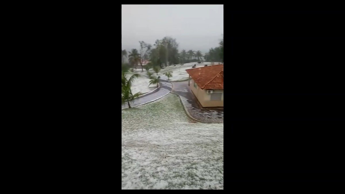 Chuva de granizo atinge algumas regiões em Uberlândia e moradores