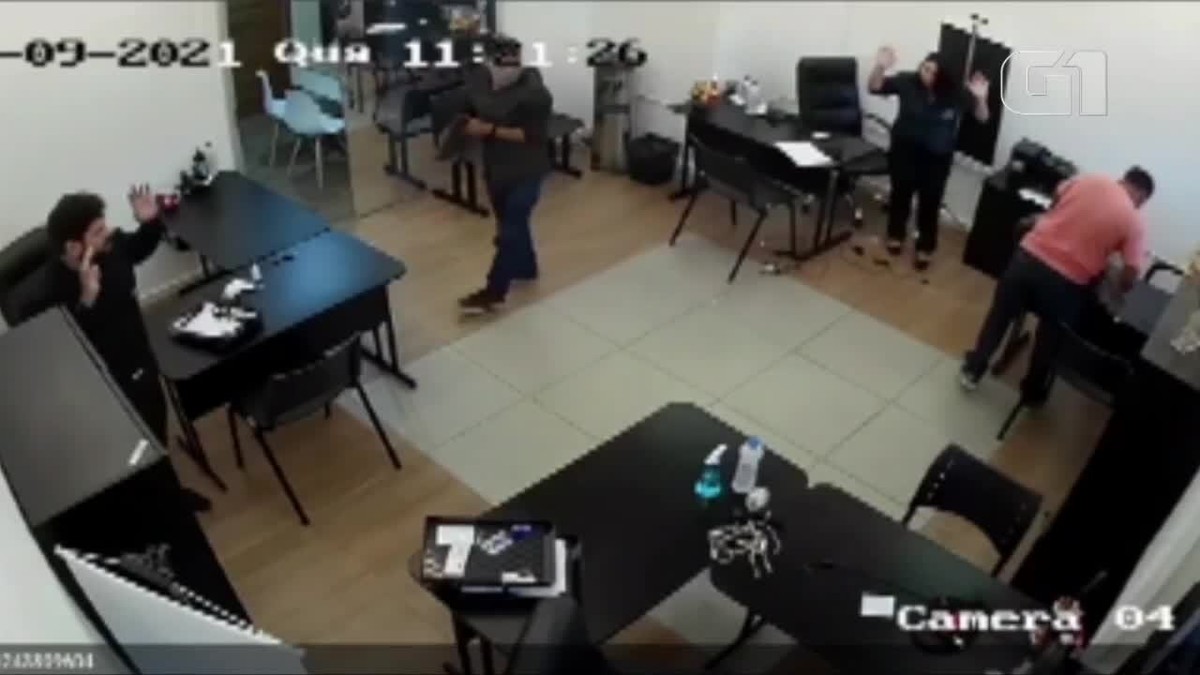 V Deo Bando Invade Loja E Rouba Notebooks E Celulares No Bairro Do