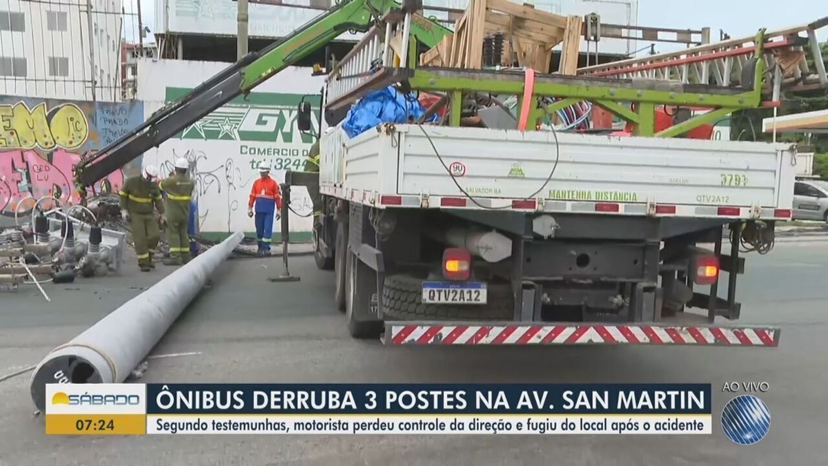 Motorista Perde O Controle De Nibus E Derruba Tr S Postes Em Avenida