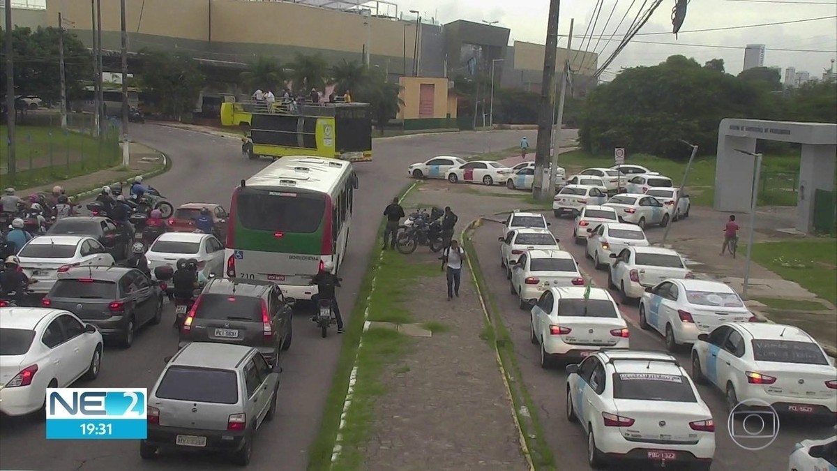 Taxistas protestam nas ruas do Recife por cadastro e fiscalização de