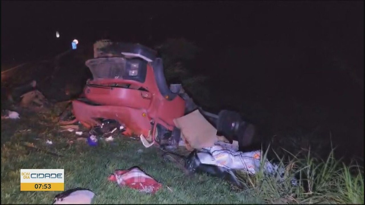 Caminhoneiro Fica Ferido Ap S Atropelar P Nei Na Sp Em S O Jos Do