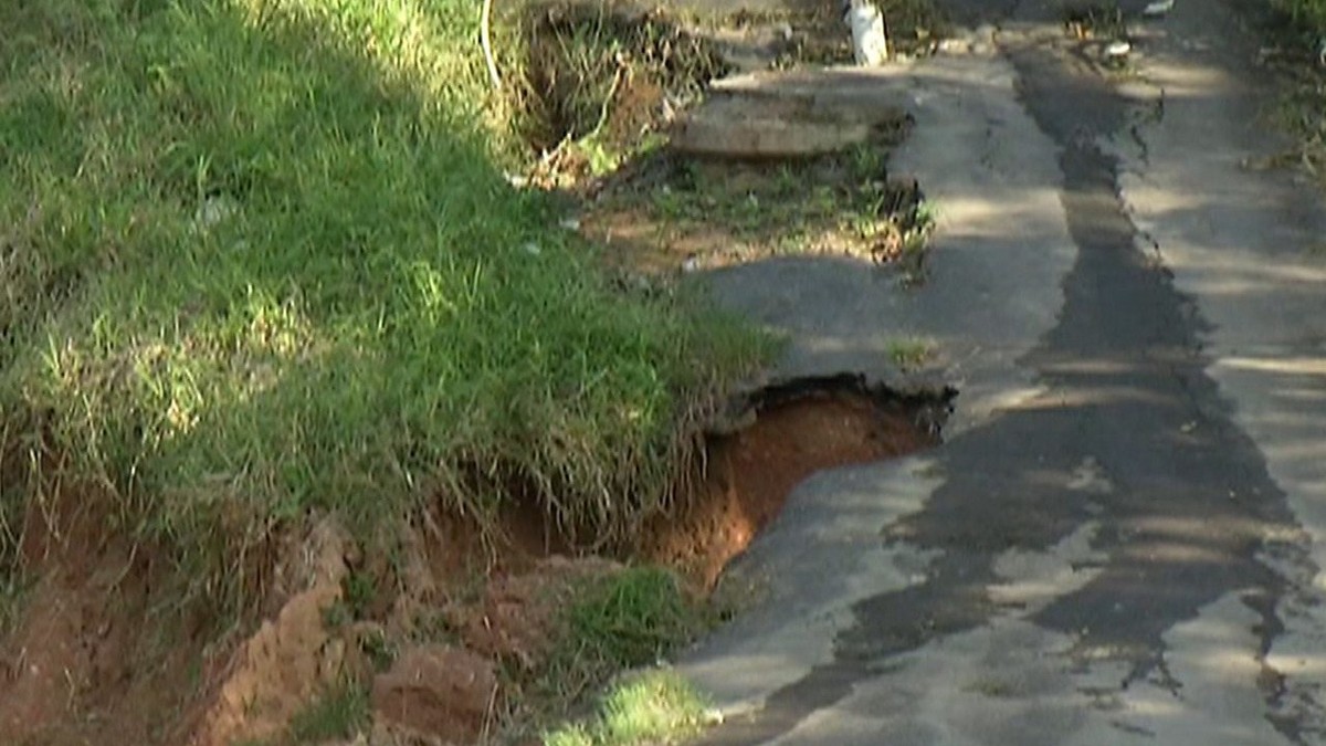 Buracos E Mato Alto Atrapalham A Rotina De Moradores Do Bairro Do