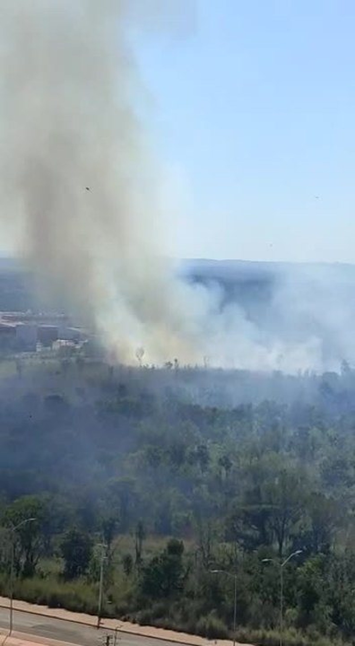 Bombeiros usam água de piscina de condomínio para apagar incêndio em