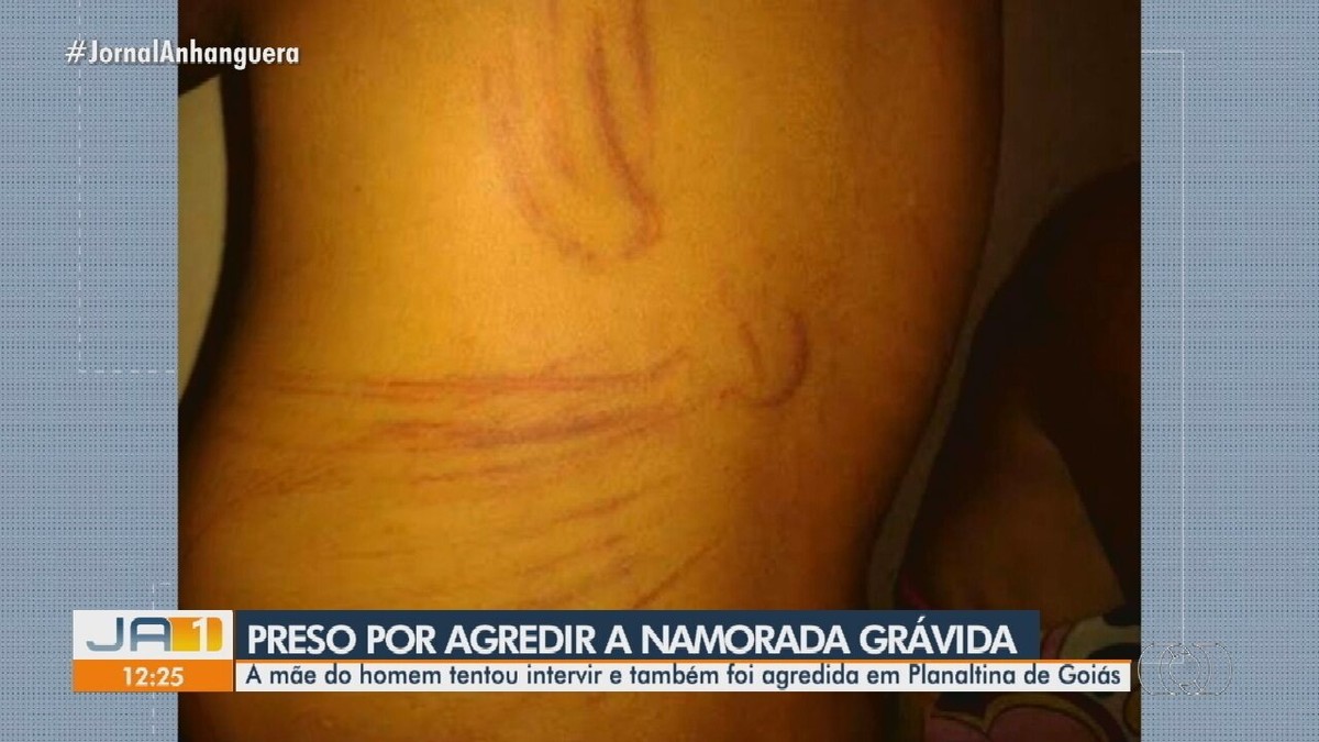 Homem é preso suspeito de enforcar a mãe e chicotear a esposa grávida