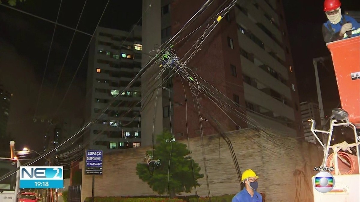 Caminh O Arrasta Fios Danifica Poste E Derruba Sinal De Tr Nsito Em