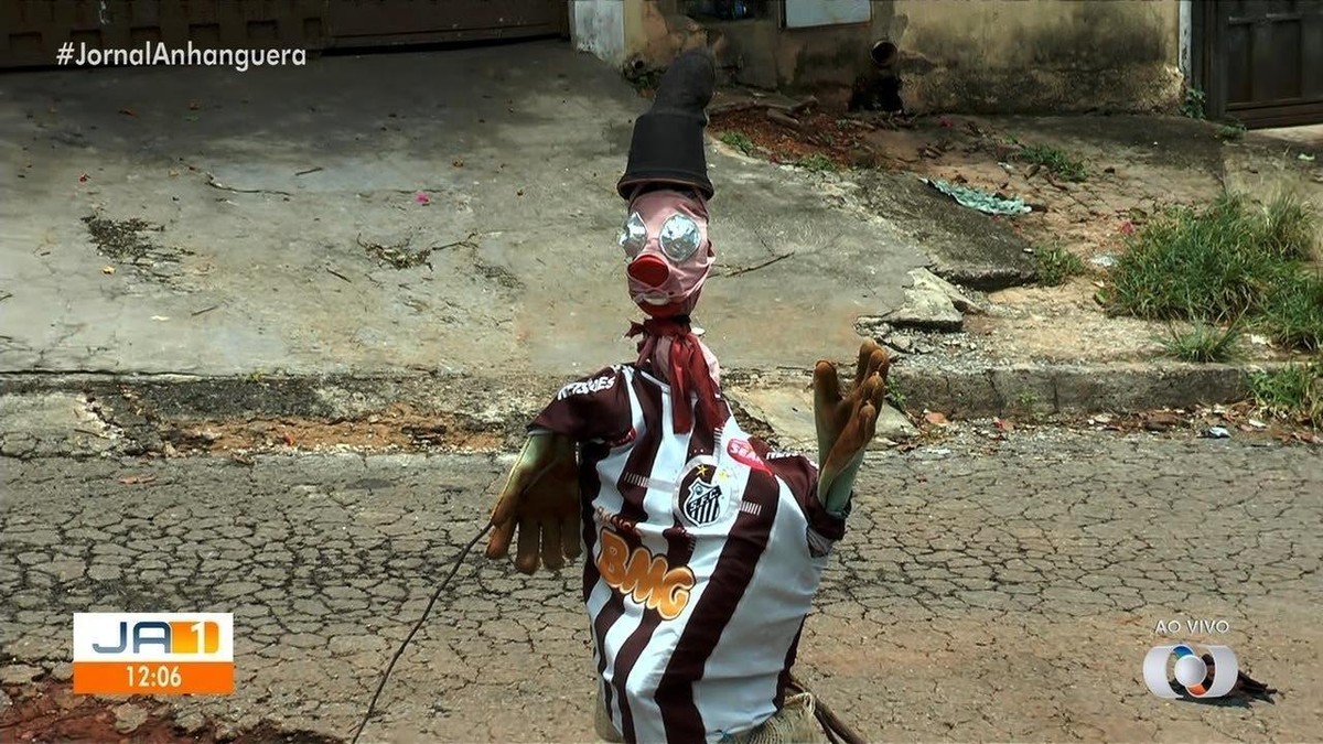 Morador Cria Boneco Doutor Estrada Para Sinalizar Buraco No Meio De