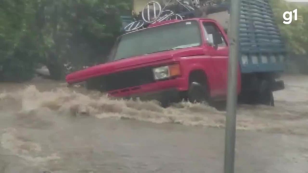 V Deos Chuva Forte Deixa Moradores Ilhados Em Curitiba E Regi O