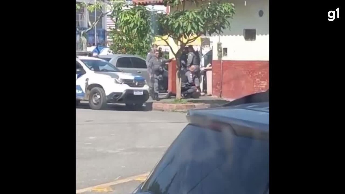 V Deo Mostra Policiais Chutando Cabe A De Suspeito Imobilizado Durante