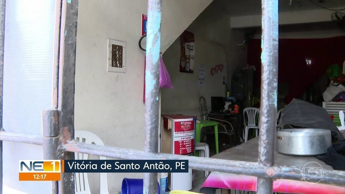 Mulher é achada morta dentro de casa e companheiro dela é procurado