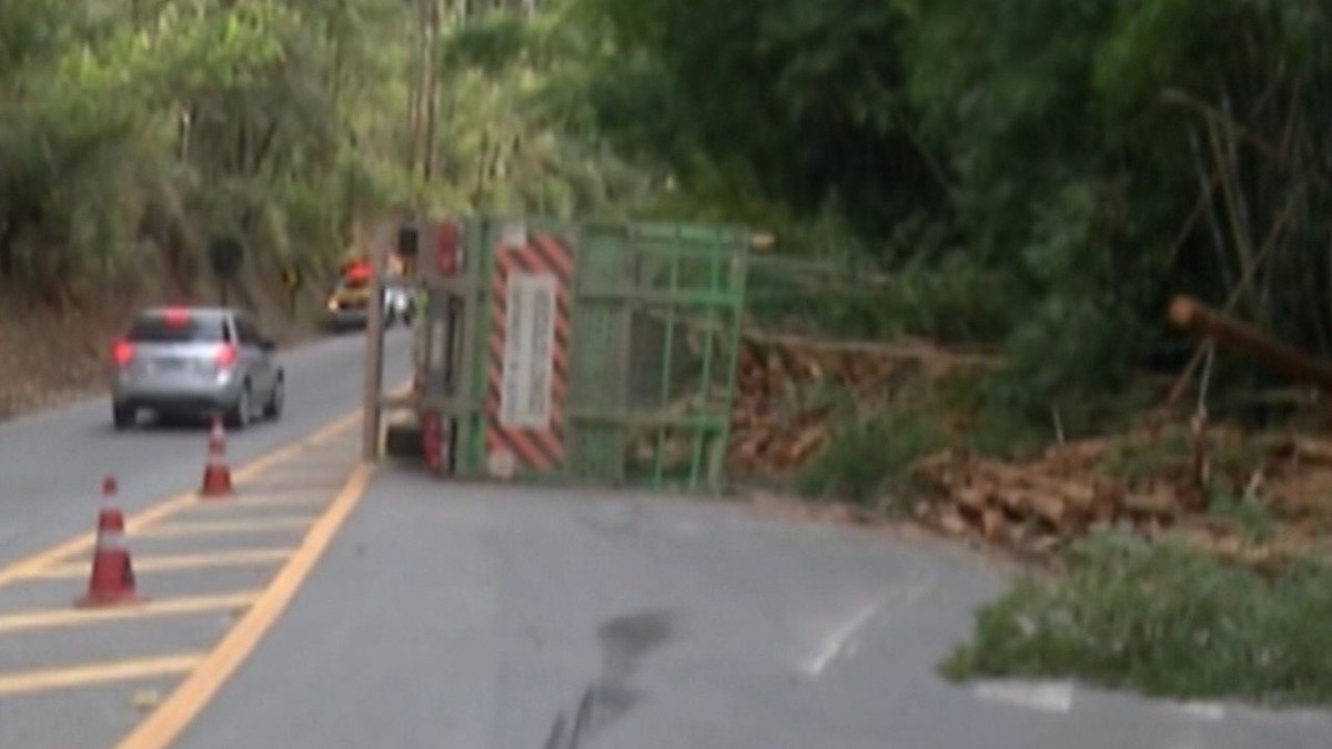 Carreta Carregada Toras De Madeira Tomba Na Rodovia Mogi Guararema