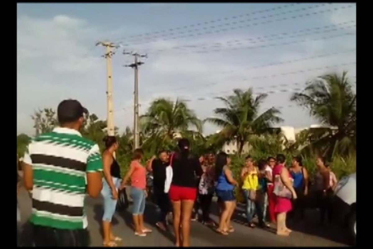 Beneficiários de programa social interditam BR 316 em Marituba Pará G1