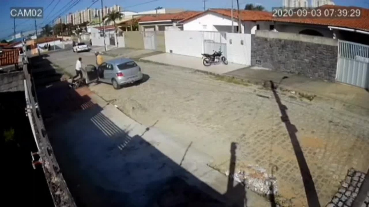 Vídeo Homem avança carro atropela vizinho em moto e começa briga na