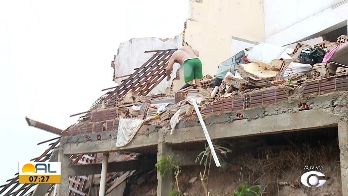 Após fortes chuvas casa desaba no bairro do Jacintinho em Maceió