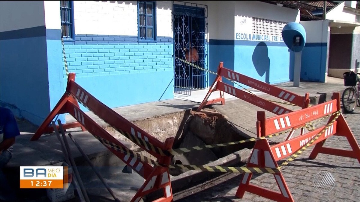 Funcionários de escola na Bahia caem em fossa na calçada da instituição