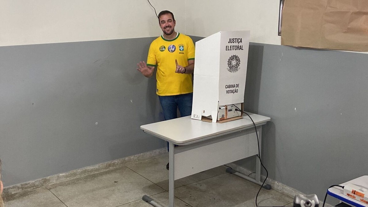 Candidato ao governo de Goiás Gustavo Mendanha vota em Aparecida de