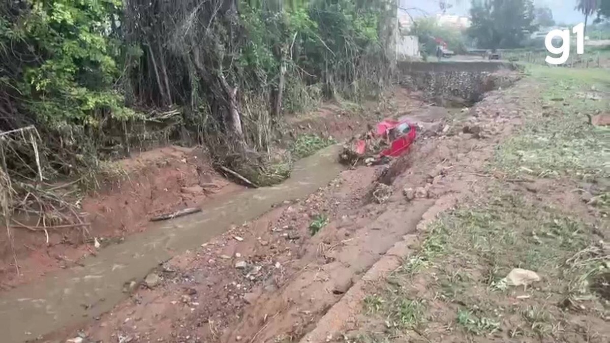 VÍDEO Carro arrastado durante temporal é achado dentro de córrego em