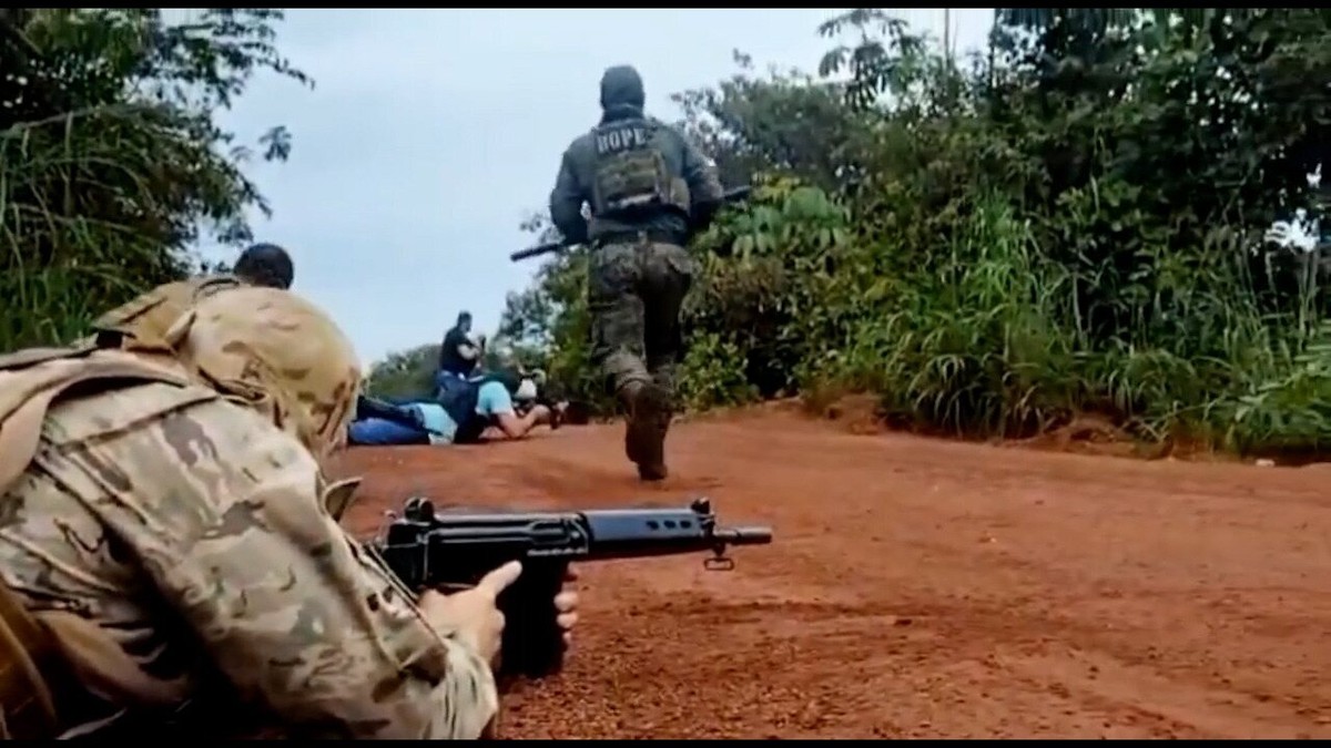 Vídeo mostra intensa troca de tiros entre policiais e grupo que atacou