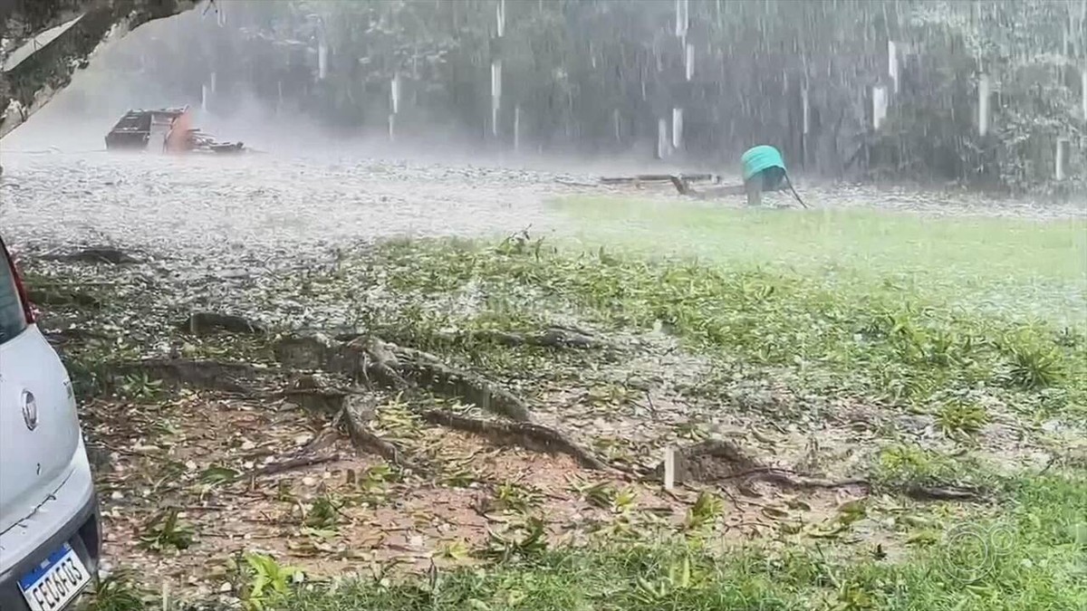 Chuva de granizo destrói telhados e provoca prejuízo a mais de 100