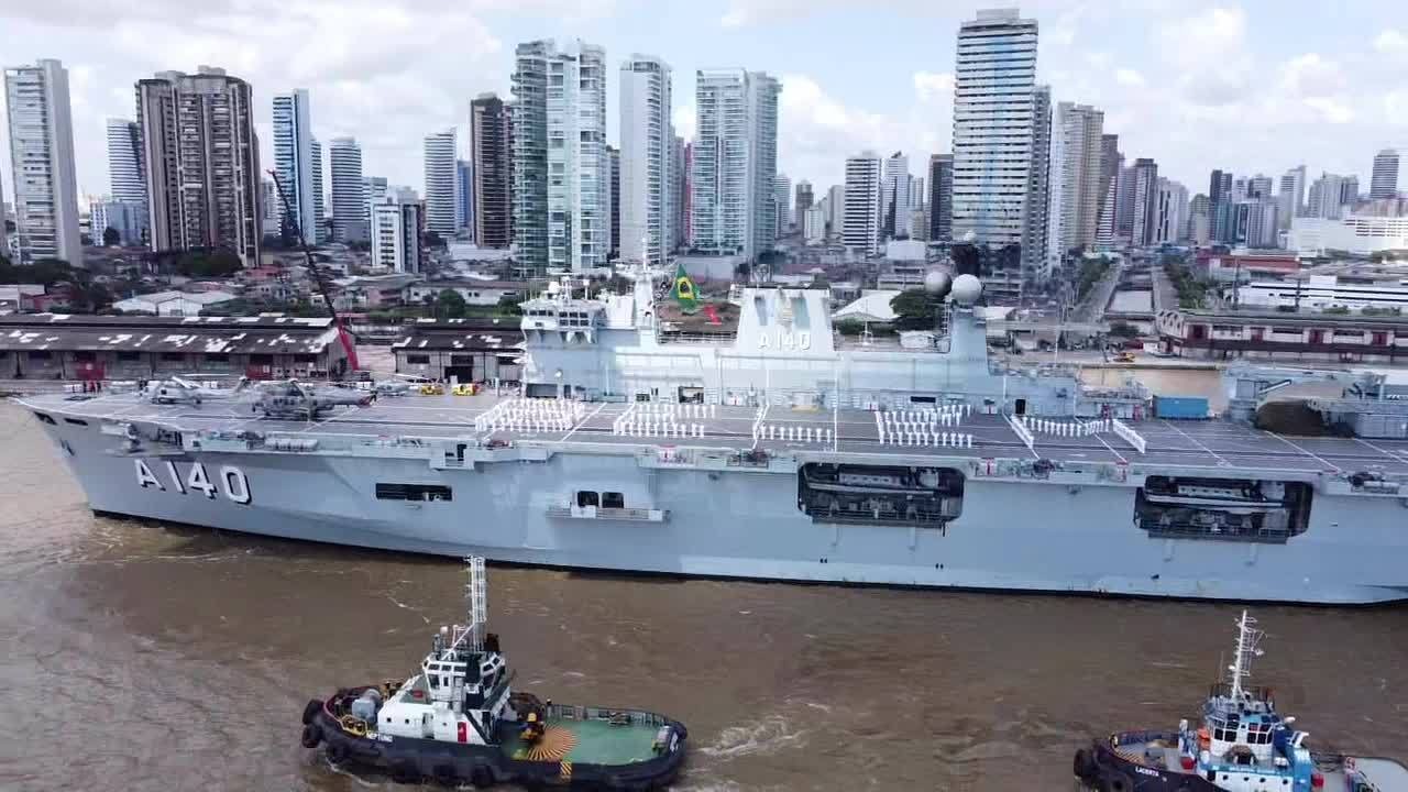 Maior navio de guerra da América Latina recebe visitantes em Belém