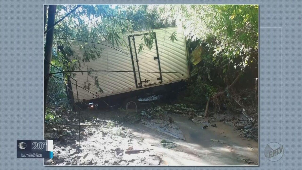 Motorista De Caminh O Morre Ap S Perder Controle E Cair Em Ribanceira