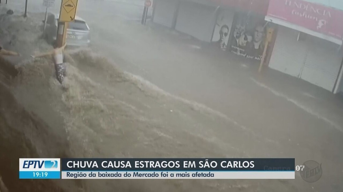 VÍDEO mulher tenta salvar mãe idosa em carro e é arrastada pela