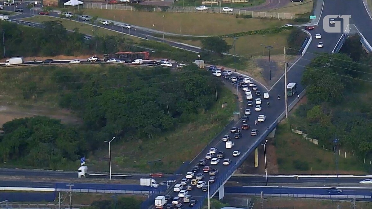 Mais de 12 horas após acidente carreta que tombou na Via Expressa