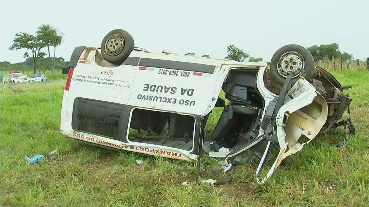 Van Que Levava Pacientes Para Hospital Bate Em Vaca E Capota Em Rodovia