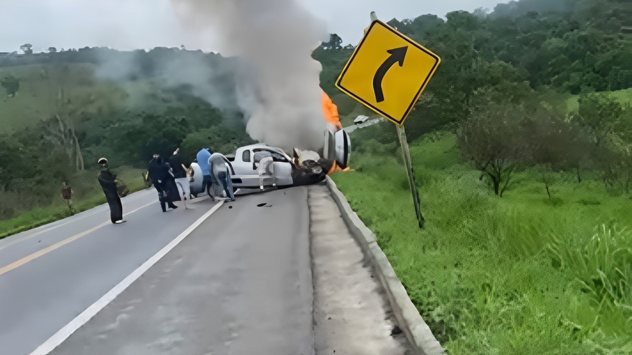 Ve Culos Pegam Fogo Ap S Batida Na Br E Duas Pessoas Morrem V Deo