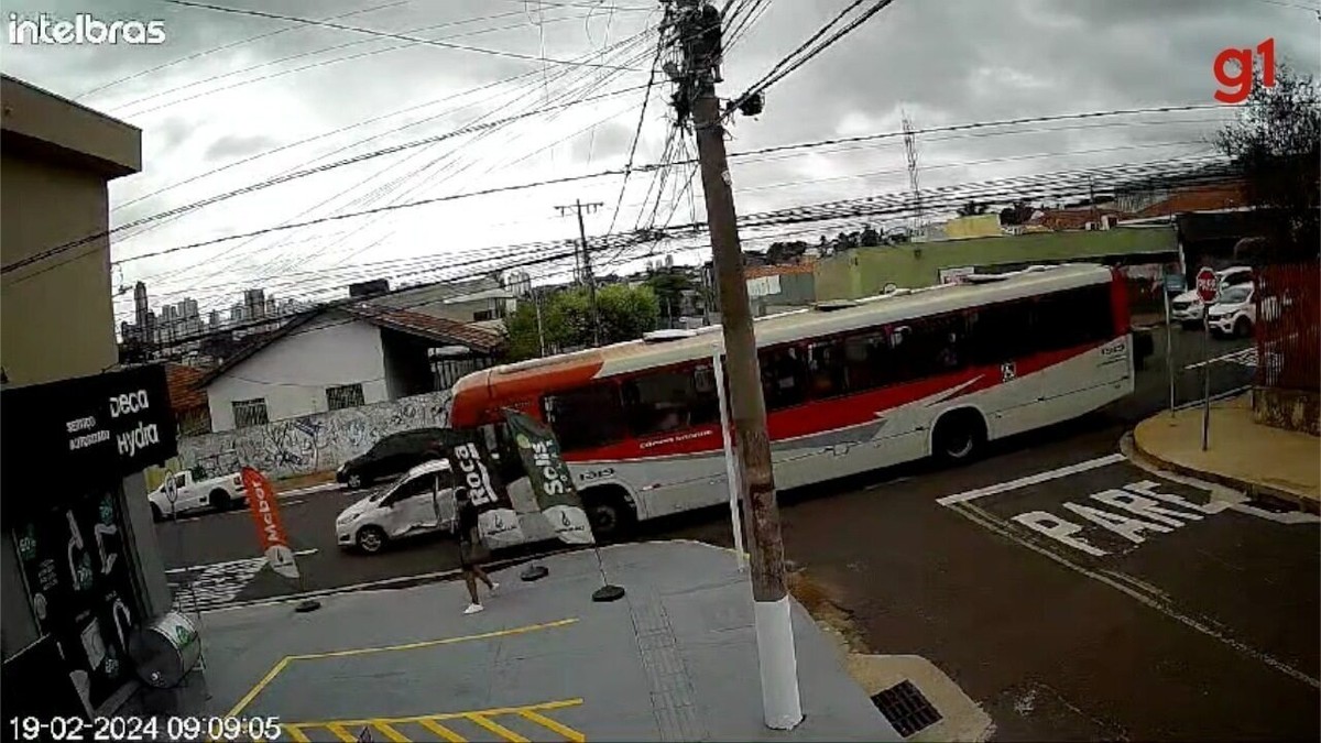 Motorista tenta fazer conversão e bate na lateral de ônibus em Campo