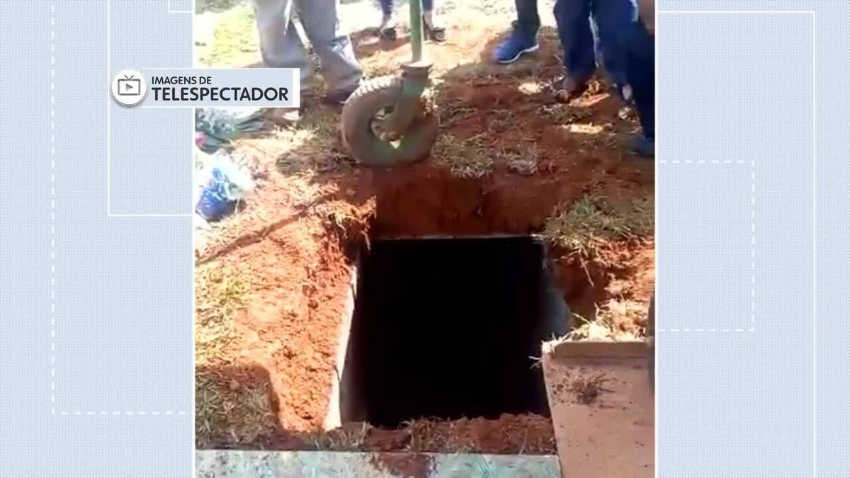 Terreno Cede Durante Enterro E Duas Pessoas Caem Em Cova 2 M De