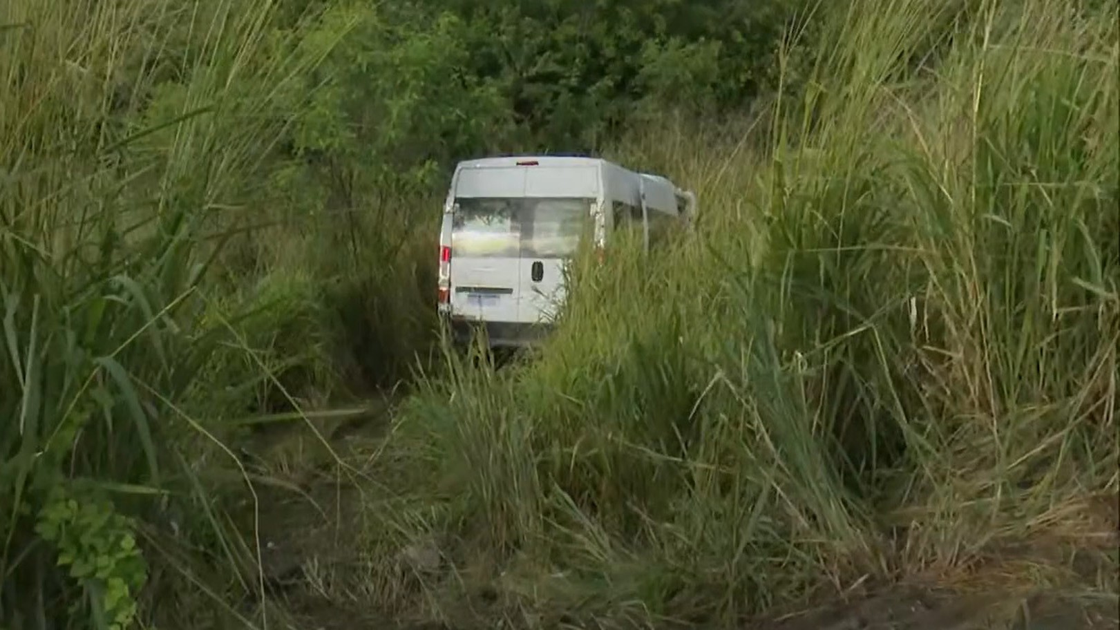 Acidente entre van e caminhão baú deixa mais de 10 pessoas feridas na