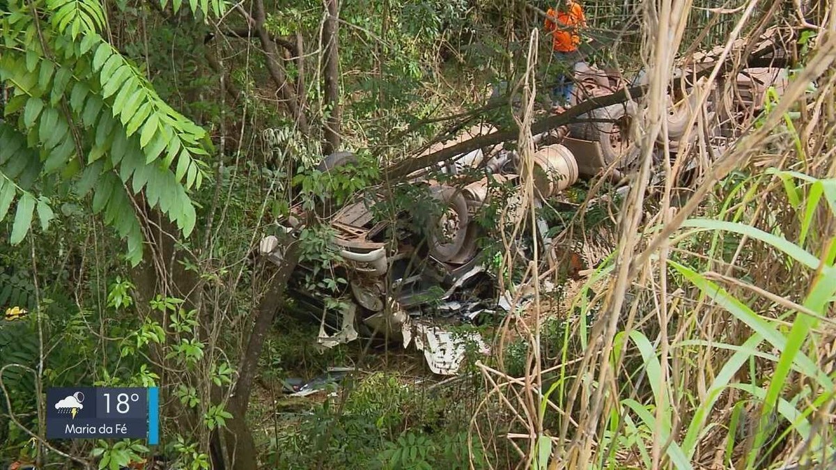 Homem morre após carreta que dirigia cair em barranco na BR 491 Sul